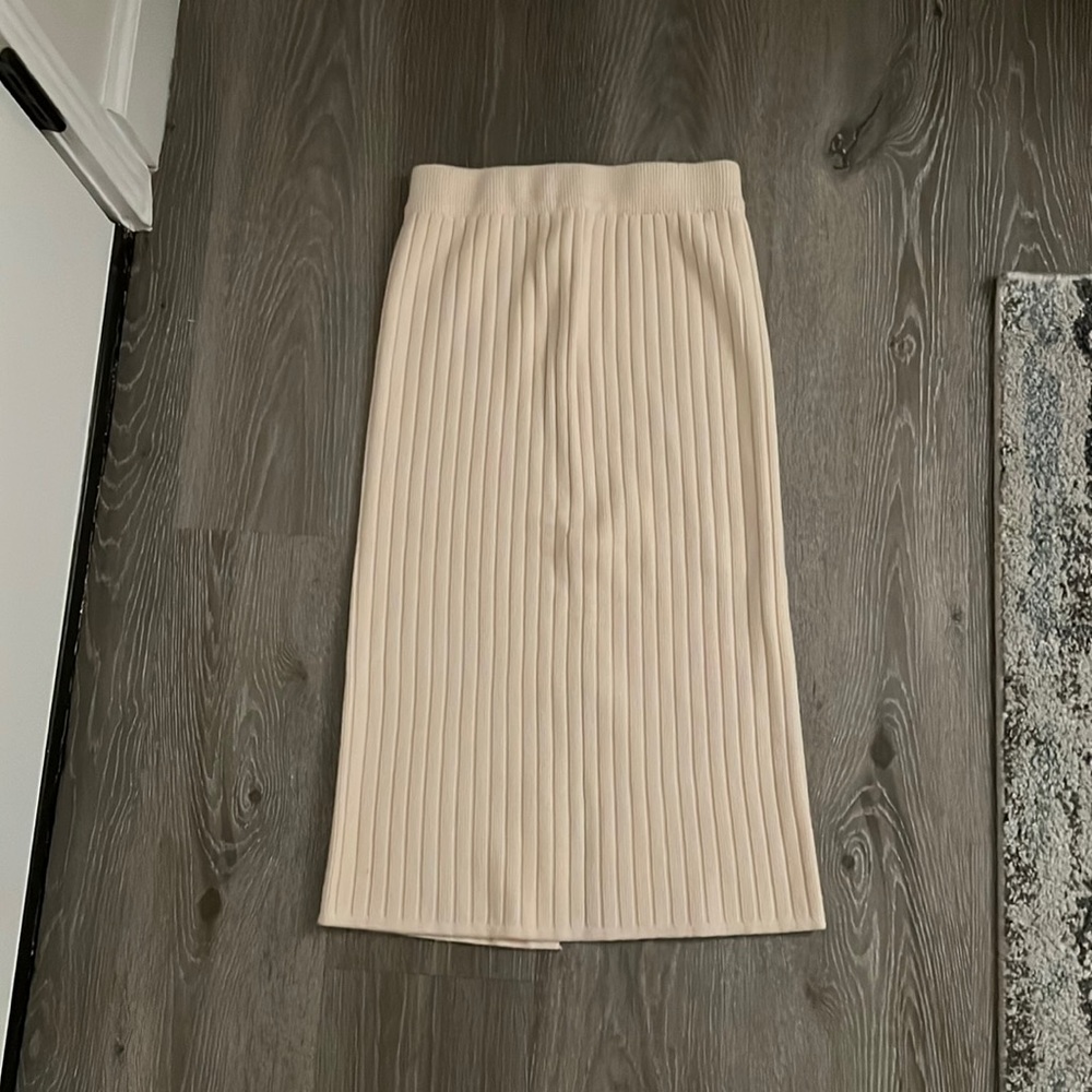 Size S ribbed knit skirt with slit